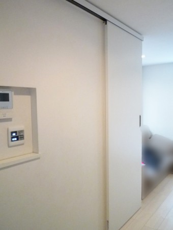 階段からの冷気対策に引戸を設置～あったかリビングに　目黒区F様邸